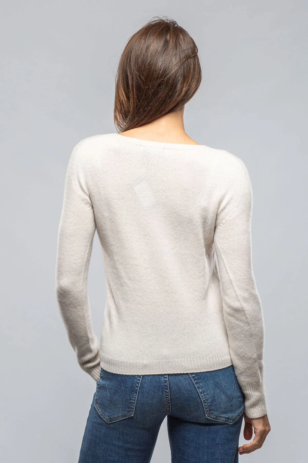 Cara Scoop Neck Cashmere Sweater In Stucco