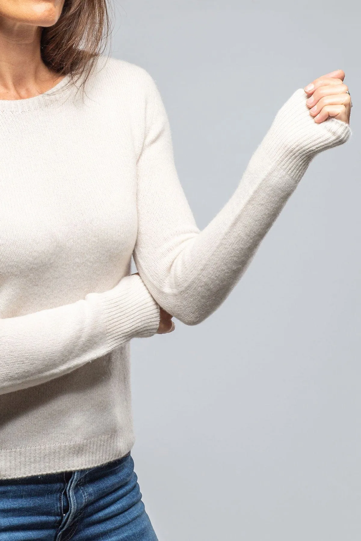 Cara Scoop Neck Cashmere Sweater In Stucco