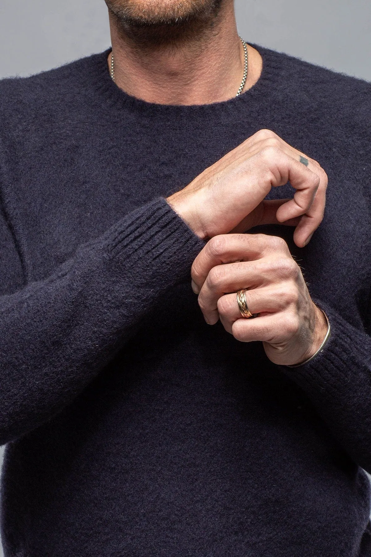 Henry Crew Neck Cashmere Sweater In Blue Navy