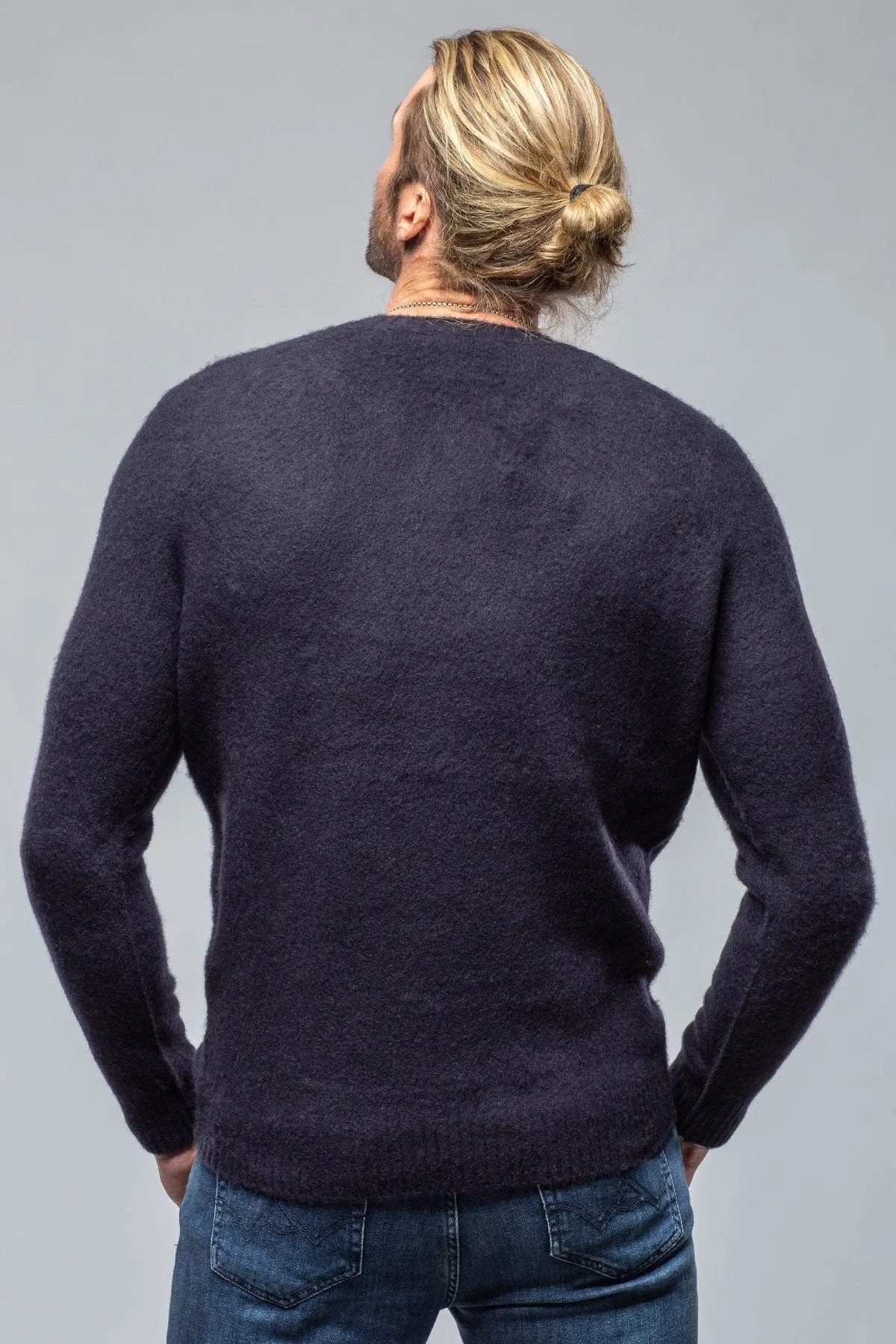 Henry Crew Neck Cashmere Sweater In Blue Navy