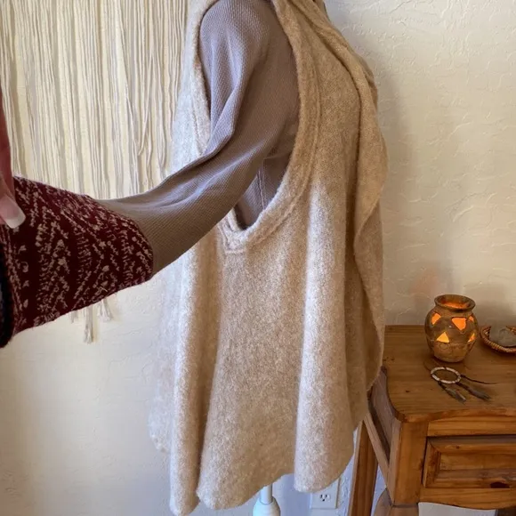 ✌️LIKE NEW ‼️ FREE PEOPLE ALPACA CAPE‼️