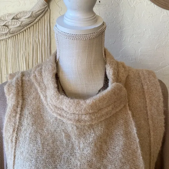 ✌️LIKE NEW ‼️ FREE PEOPLE ALPACA CAPE‼️